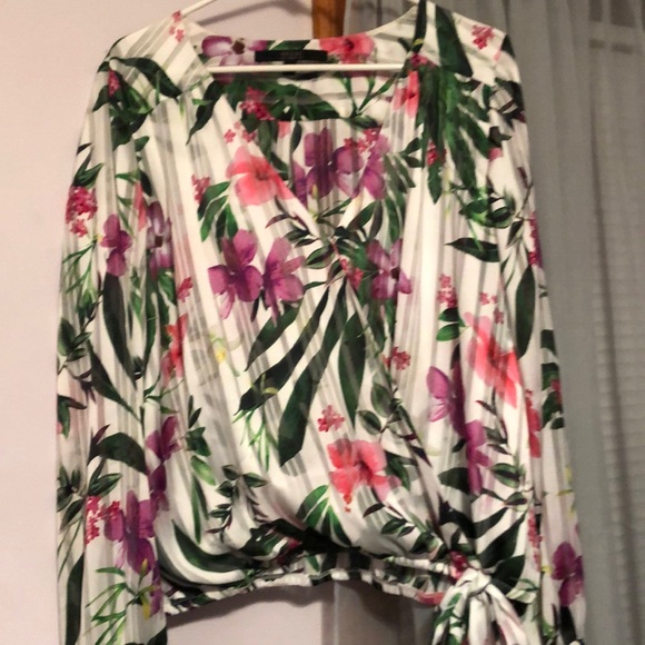 Guess floral wrap top - Picture 2 of 3